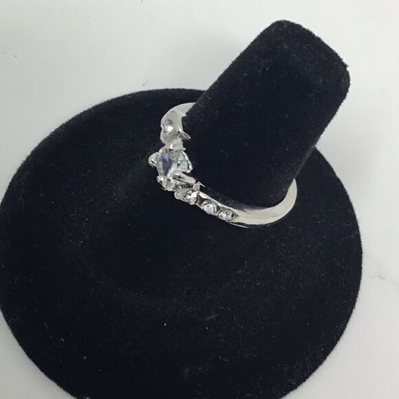 Round Cubic Ziconia with Heart Fashion Ring (H15) - Picture 4 of 8